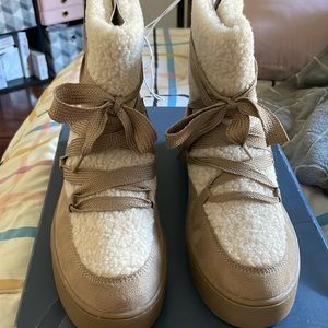 Women boots size 9 color brown